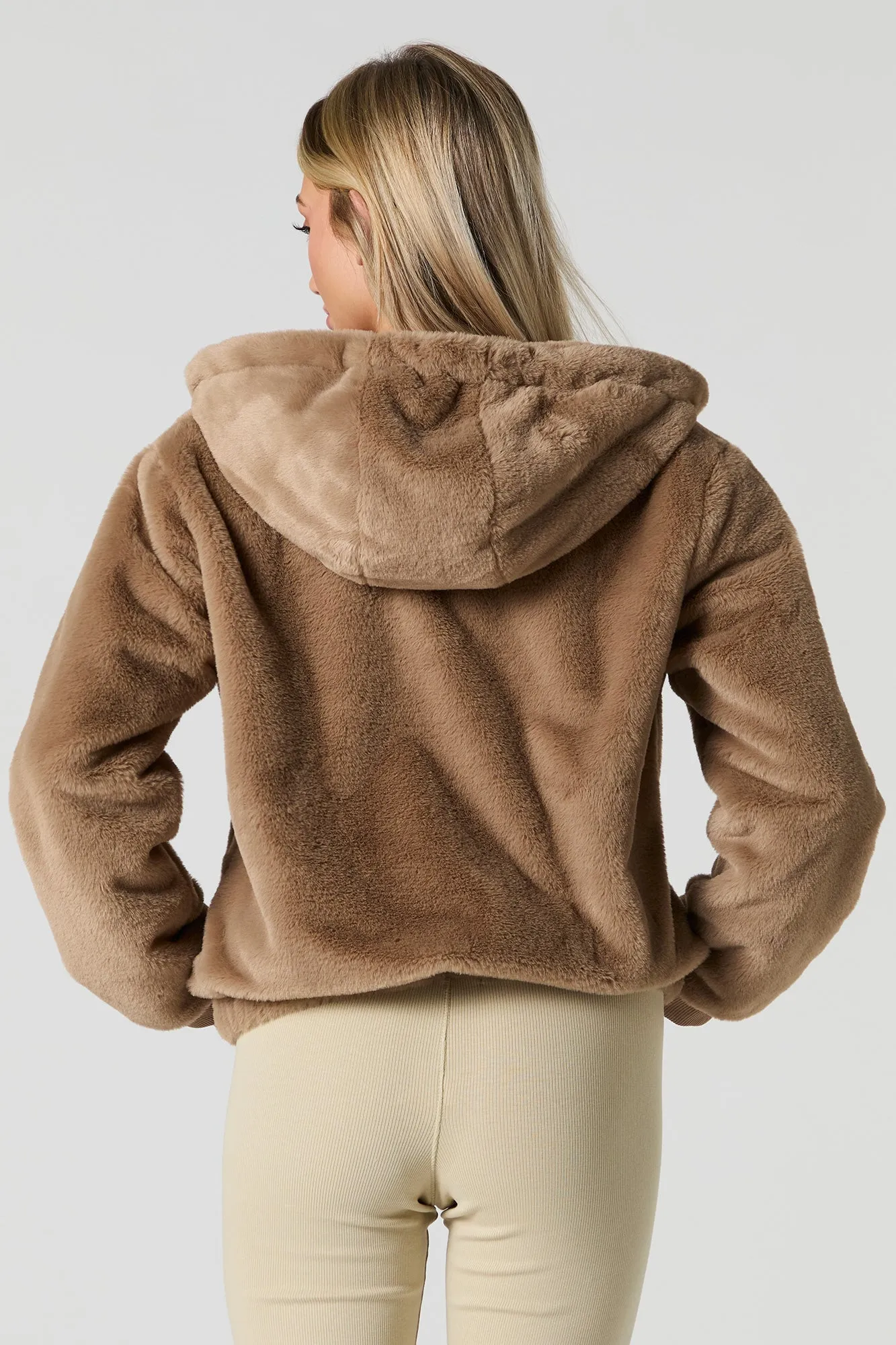 Blouson à capuchon en similifourrure avec fermeture à glissière
