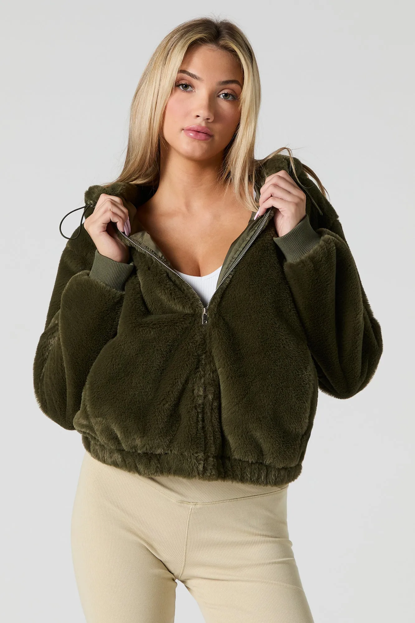Blouson à capuchon en similifourrure avec fermeture à glissière