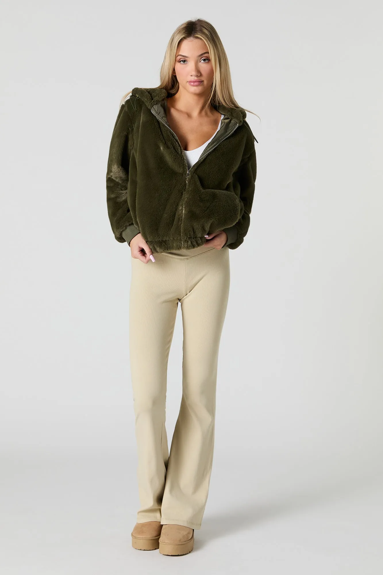 Blouson à capuchon en similifourrure avec fermeture à glissière