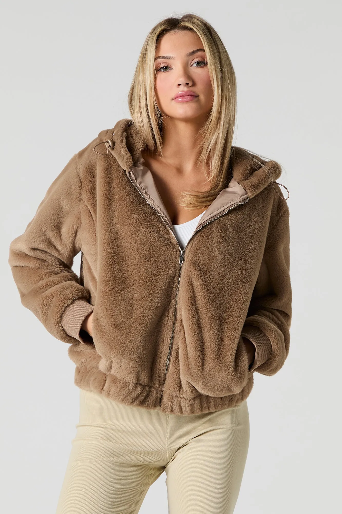 Blouson à capuchon en similifourrure avec fermeture à glissière