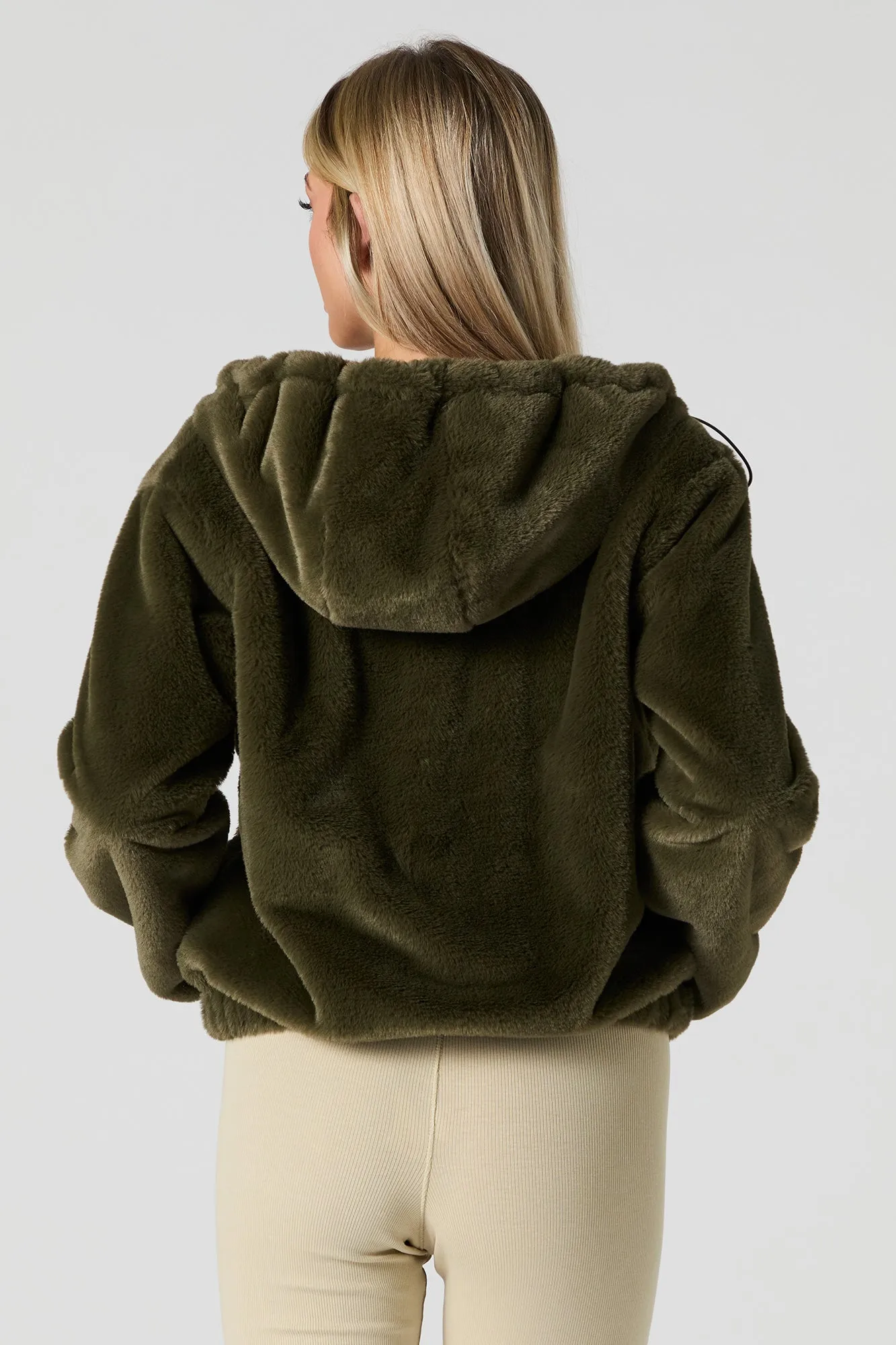 Blouson à capuchon en similifourrure avec fermeture à glissière