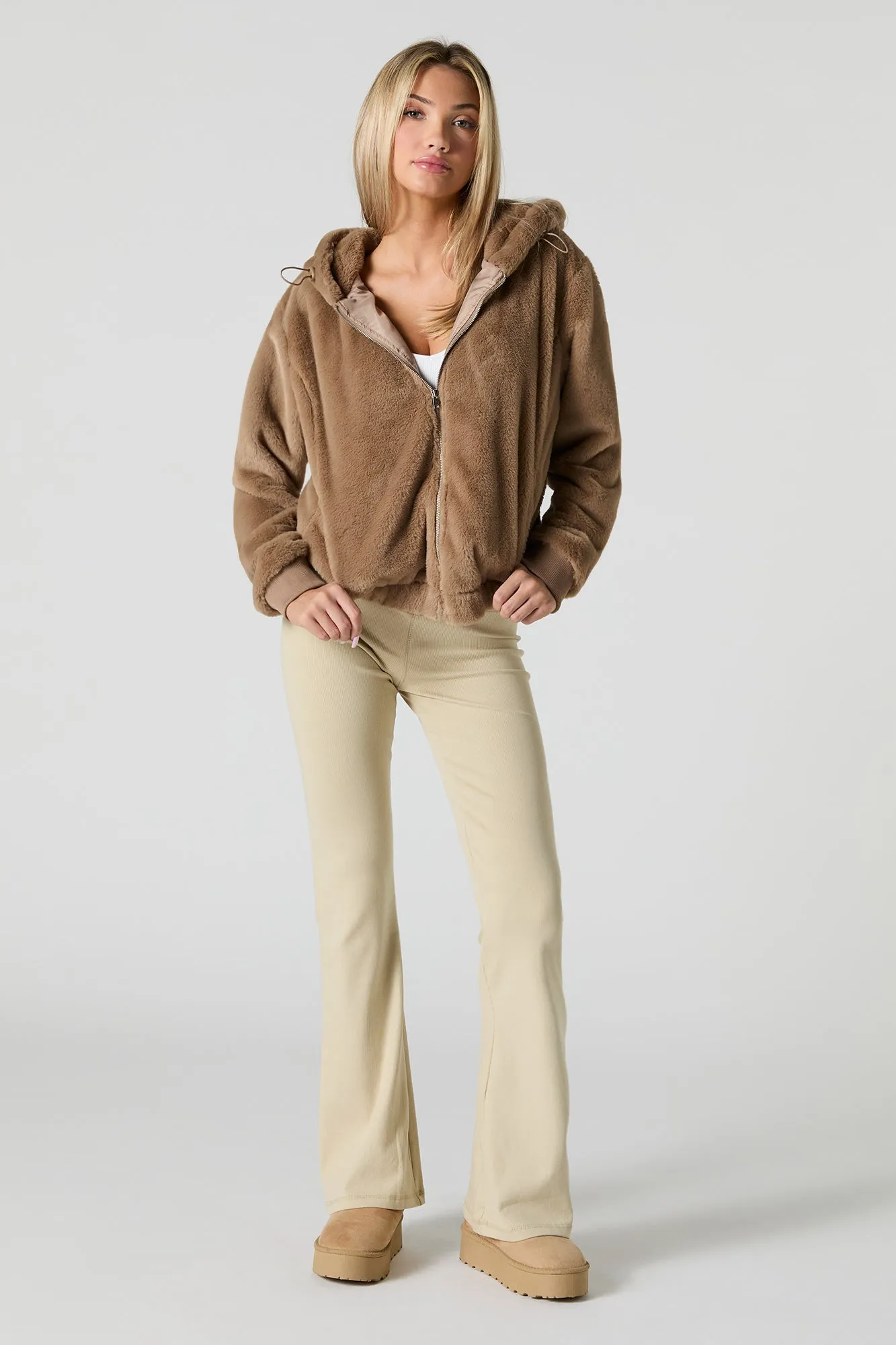 Blouson à capuchon en similifourrure avec fermeture à glissière
